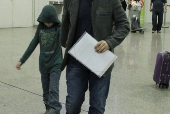 Murilo Benício embarca com os filhos, o pai e o irmão para Nova York
