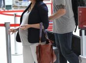 Gravidíssima, Maria Rita embarca em aeroporto no Rio