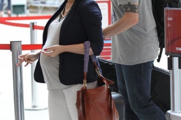 Gravidíssima, Maria Rita embarca em aeroporto no Rio