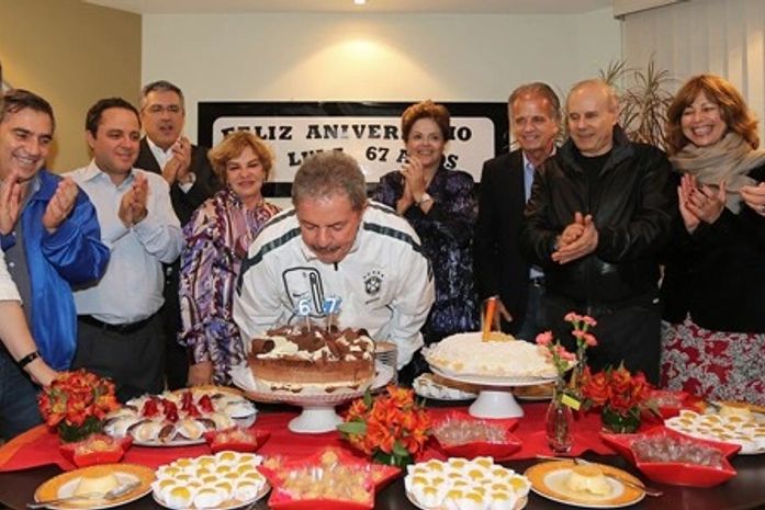 Miriam Belchior (Planejamento), Gilberto Carvalho (Secretaria-Geral da Presidência), o médico Kalil Filho, Alexandre Padilha (Saúde), ex-primeira dama Marisa Letícia, a presidente Dilma, Guido Mantega (Fazenda) e Aloizio Mercadante (Educação) participaram
