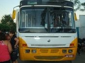 Criança de oito anos tem cabeça esmagada por ônibus escolar