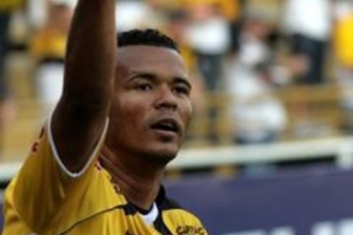 Com gol de Zé Carlos,Criciúma vira contra Guarani e é líder da Série B