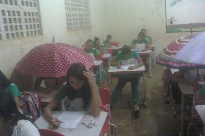 Professora é demitida após divulgar fotos de escola alagada