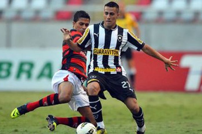 Botafogo bate Atlético-GO em jogo com gol, lesão e choro de Seedorf