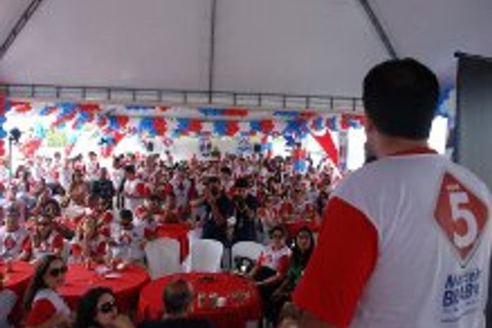 Marcelo Brabo falando para os advogados