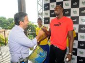 Bolt cai no samba, bate bola e cutuca repórter da Globo