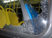 Ônibus é apedrejado e jovem de 19 anos é ferida com estilhaços