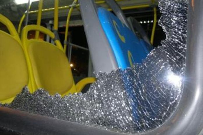 Ônibus é apedrejado e jovem de 19 anos é ferida com estilhaços