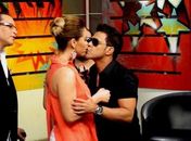 Zezé Di camargo beija Liliana Alvarez em programa
de TV 