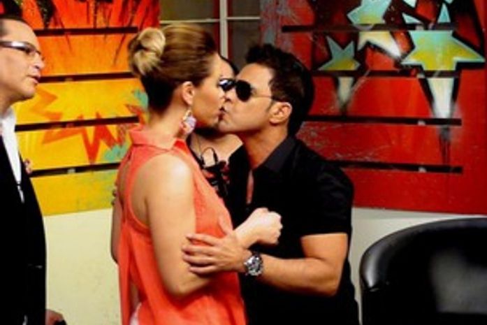 Zezé Di camargo beija Liliana Alvarez em programa
de TV