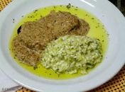 Filé mignon ao molho de mostarda com risoto de alho poró