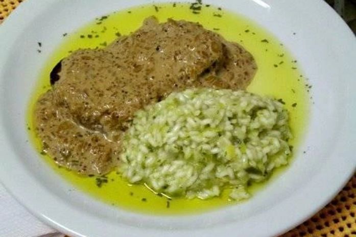 Filé mignon ao molho de mostarda com risoto de alho poró