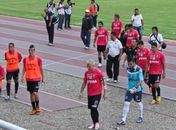 Uniforme faz torcida invadir campo de jogo