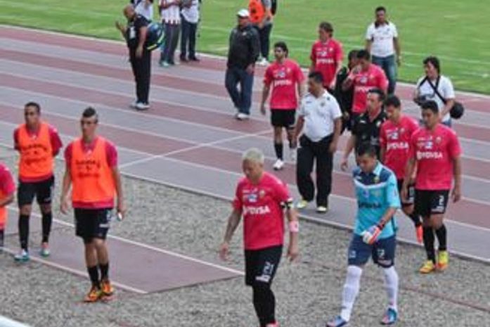 Uniforme faz torcida invadir campo de jogo