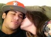Bruna Marquezine gagueja, mas reafirma que ela e Neymar são “só amigos”