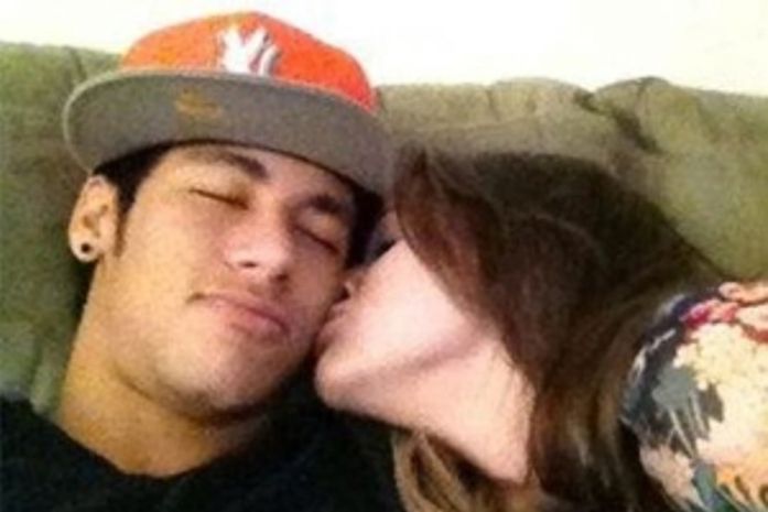 Bruna Marquezine gagueja, mas reafirma que ela e Neymar são “só amigos”