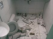 Bomba destruiu um dos banheiros da clínica