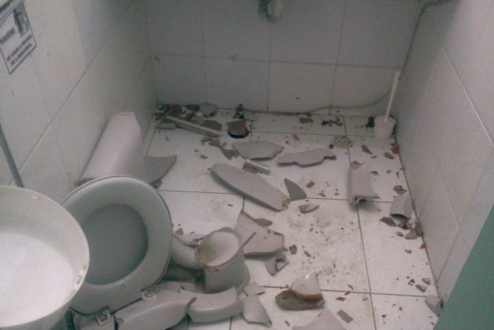 Bomba destruiu um dos banheiros da clínica