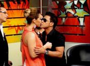 Zezé di Camargo beija apresentadora em programa de TV no Paraguai