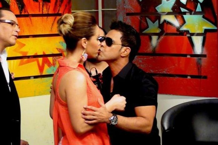 Zezé di Camargo beija apresentadora em programa de TV no Paraguai
