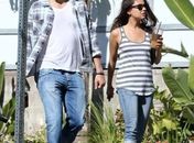 Mila Kunis é vista com barriga saliente em passeio com Asthon Kutcher