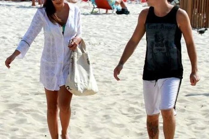 Mariana Rios e Di Ferrero curtem tarde de sol em praia carioca