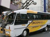 Ônibus do Criciúma bate em poste e bairro da cidade fica sem luz