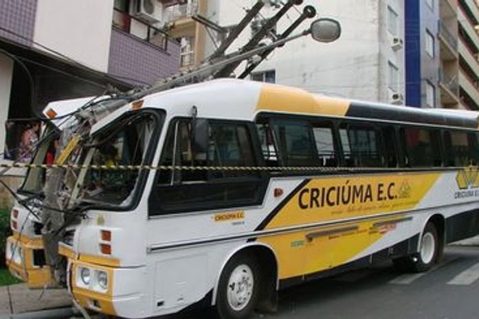 Ônibus do Criciúma bate em poste e bairro da cidade fica sem luz