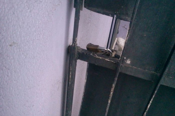 Usuários de drogas tentaram arrombar salão de beleza.