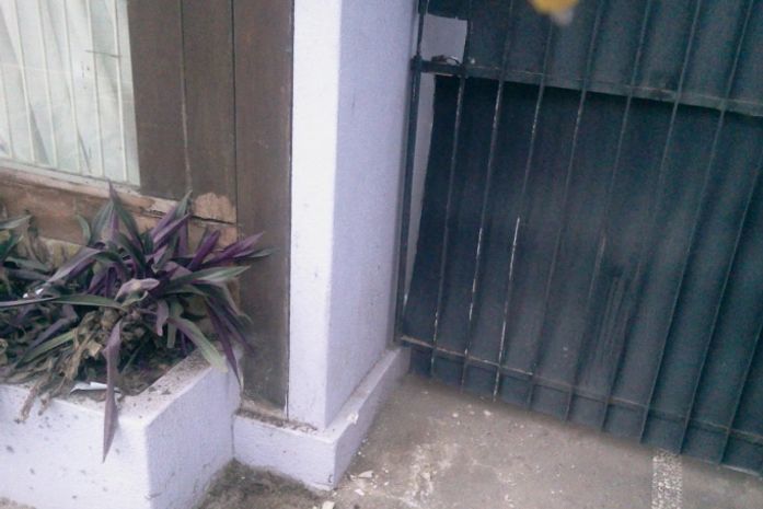 Usuários de drogas tentaram arrombar salão de beleza.