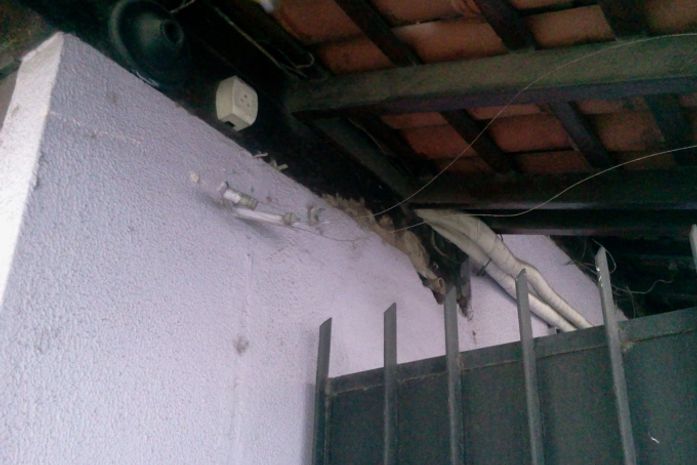 Usuários de drogas tentaram arrombar salão de beleza.