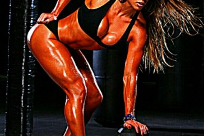 Agora fisiculturista, ex-BBB Michelly exibe músculos e se gaba