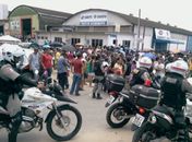 Usuários do transporte público interditam a Avenida Durval de Góes Monteiro