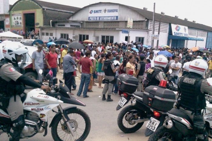 Usuários do transporte público interditam a Avenida Durval de Góes Monteiro