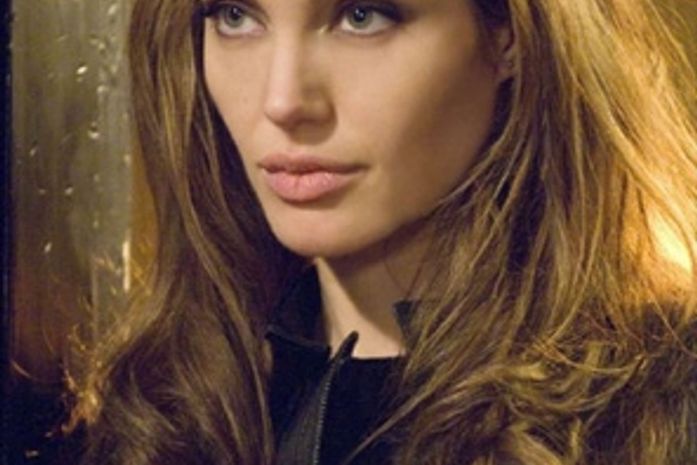 Angelina Jolie não toma banho, diz revista