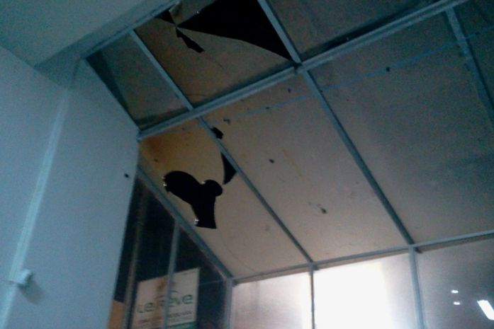 Moradores de rua e usuários de drogas voltam a depredar galeria