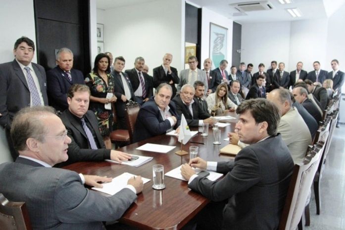 Renan Calheiros, líder do PMDB no Senado, recebeu em Brasília um grupo de 50 prefeitos alagoanos