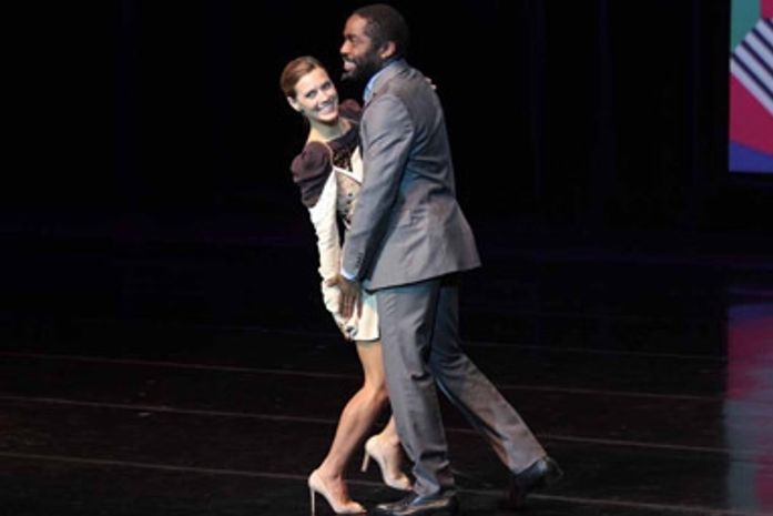 Lázaro Ramos brinca com Carolina Dieckmann no palco do Prêmio Bravo