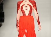 Modelo desfila com óculos cravejados de pedras para a grife Fause Haten, coleção outono-inverno 2013, na São Paulo Fashion Week
