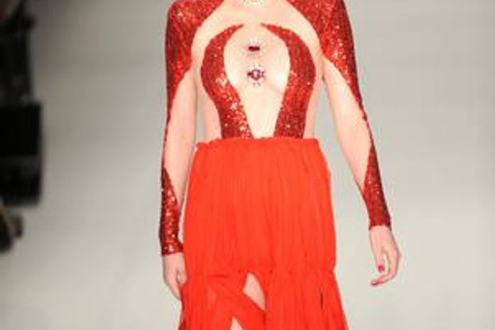 Modelo desfila com óculos cravejados de pedras para a grife Fause Haten, coleção outono-inverno 2013, na São Paulo Fashion Week