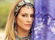 Bianca chega vestida de noiva para festa de seu divórcio