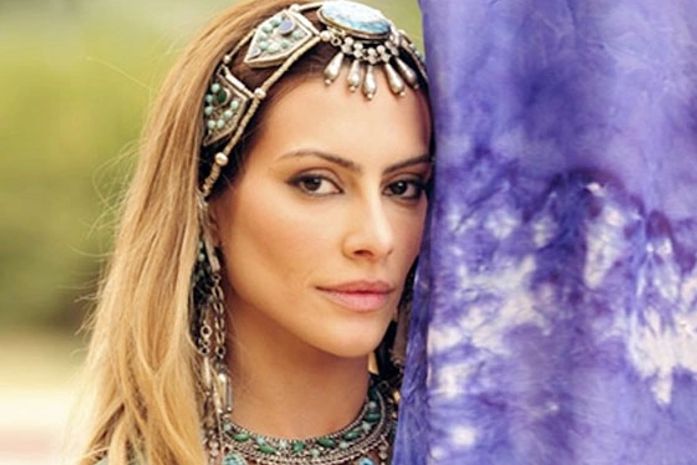 Bianca chega vestida de noiva para festa de seu divórcio