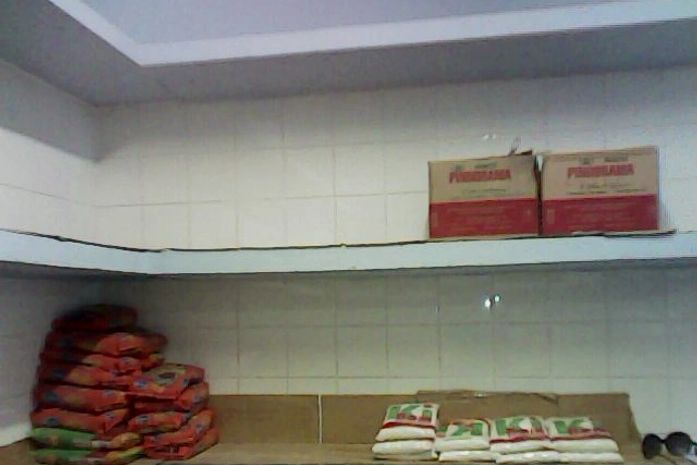 Prateleiras não têm alimentos para serem servidos na merenda