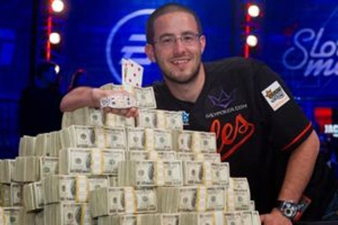 Após maratona, campeão ganha fortuna no pôquer