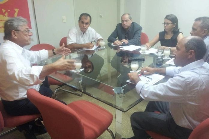 Ronaldo medeiros com o governador Téo falando de seca