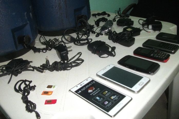 Aparelhos celulares apreendidos com servidor