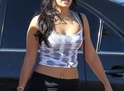 Vanessa Hudgens usa camisa curtinha e exibe piercing no umbigo