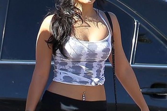 Vanessa Hudgens usa camisa curtinha e exibe piercing no umbigo