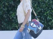 Com bolsa estampada, Sharon Stone mostra apoio a Barack Obama