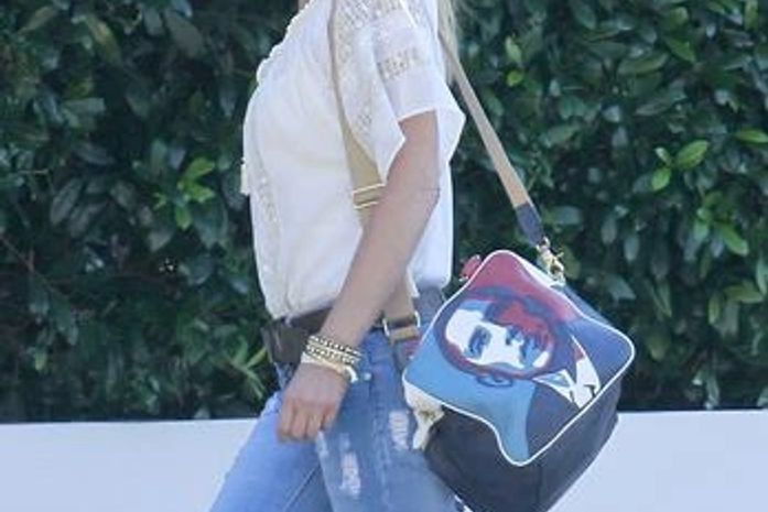 Com bolsa estampada, Sharon Stone mostra apoio a Barack Obama
